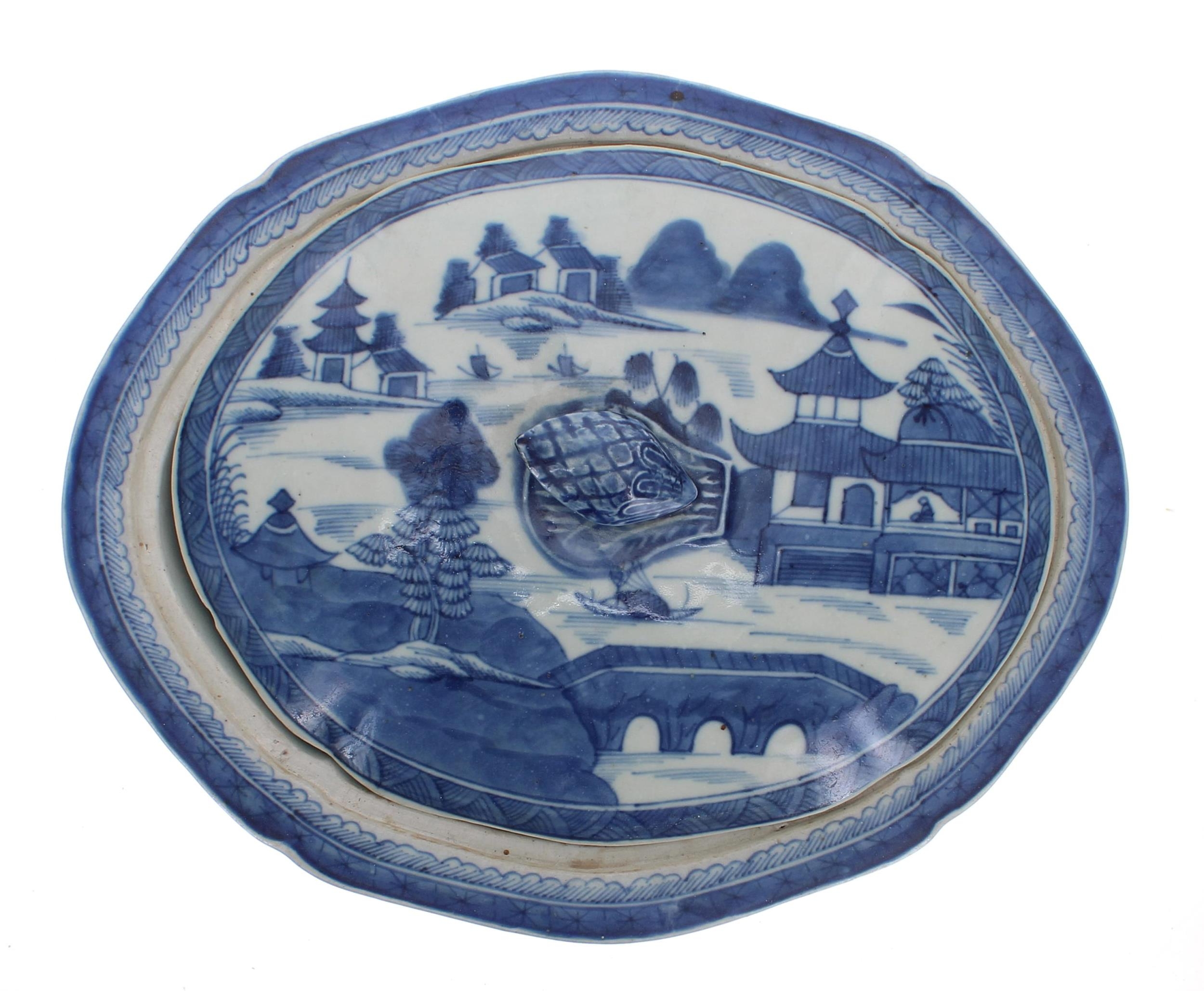 Chinese export blue and white porcelain oval tureen and cover, decorated with pagoda landscapes, 11" - Image 5 of 7