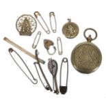 Selection of bijouterie to include a gilt metal sovereign case, tennis racquet brooch, St
