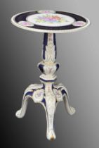 Fine Plaue Echkt Kobalt porcelain tripod table, the circular plate top painted floral decoration