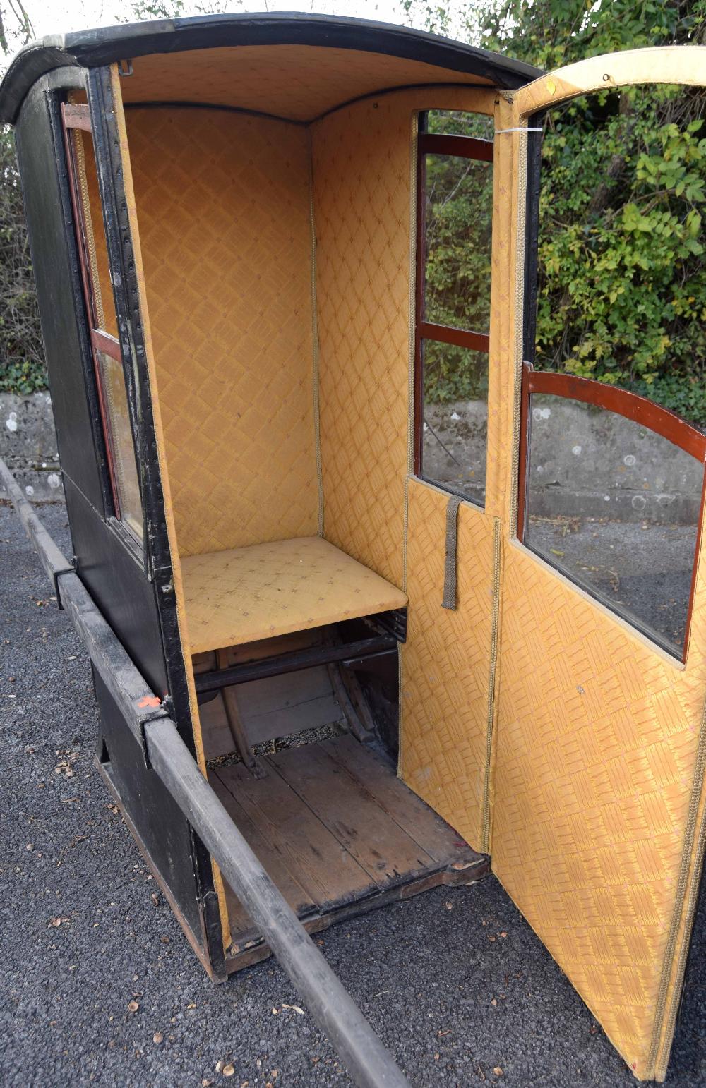 Georgian Sedan leather chair, in need of restoration, the single door to the front with half panel - Image 4 of 5