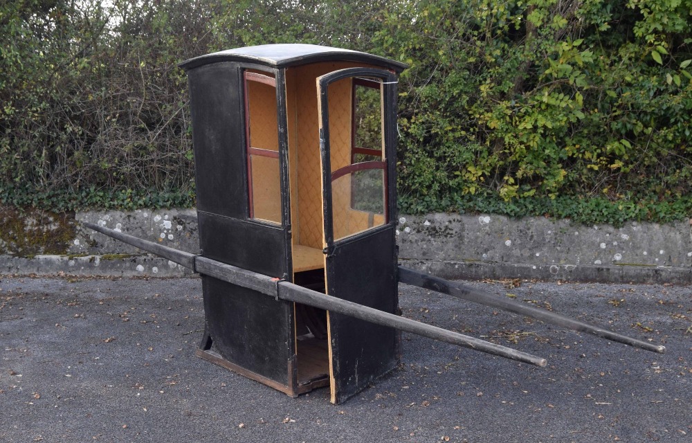 Georgian Sedan leather chair, in need of restoration, the single door to the front with half panel