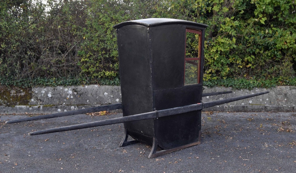 Georgian Sedan leather chair, in need of restoration, the single door to the front with half panel - Image 3 of 5