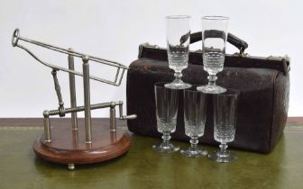 Mechanical screw wine decanting cradle on a circular wooden mount; together with five glass