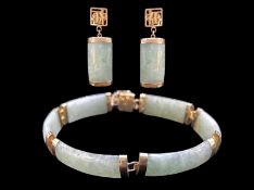 14ct Gold and Jade Set Bracelet with Matching Pair of Earrings. All Marked For 14ct - 585.