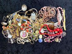 Collection of Vintage Quality Costume Jewellery, comprising chains, pendants, beads, pearls,