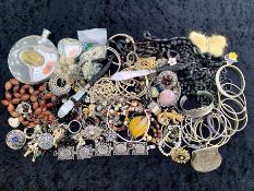 Box of Costume Jewellery & Collectibles, including bangles, bracelets, brooches, rings, beads,