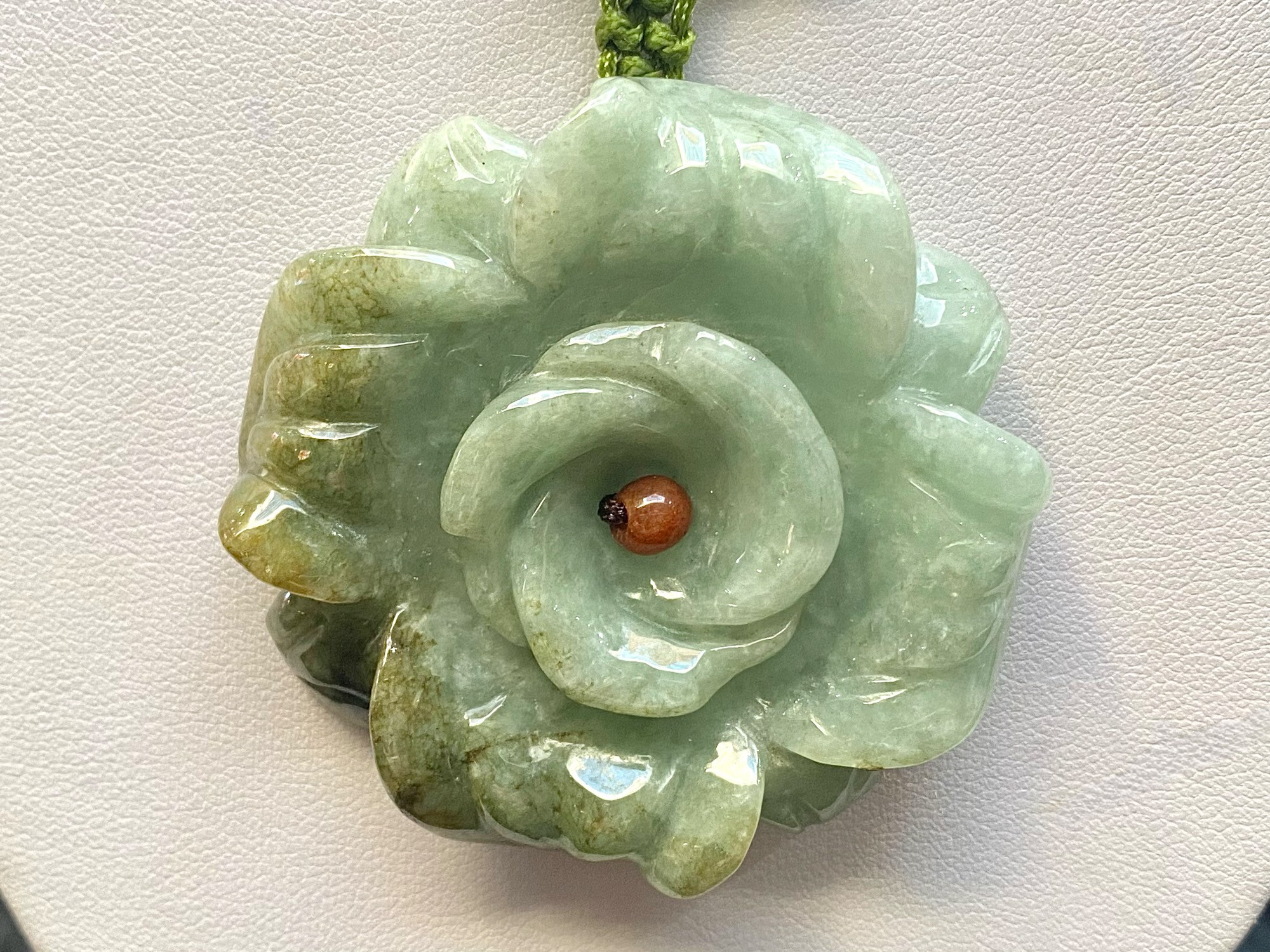 Green Jade Carved Flower Pendant Necklace, the necklace comprising carved multicolour jade beads and - Image 2 of 4