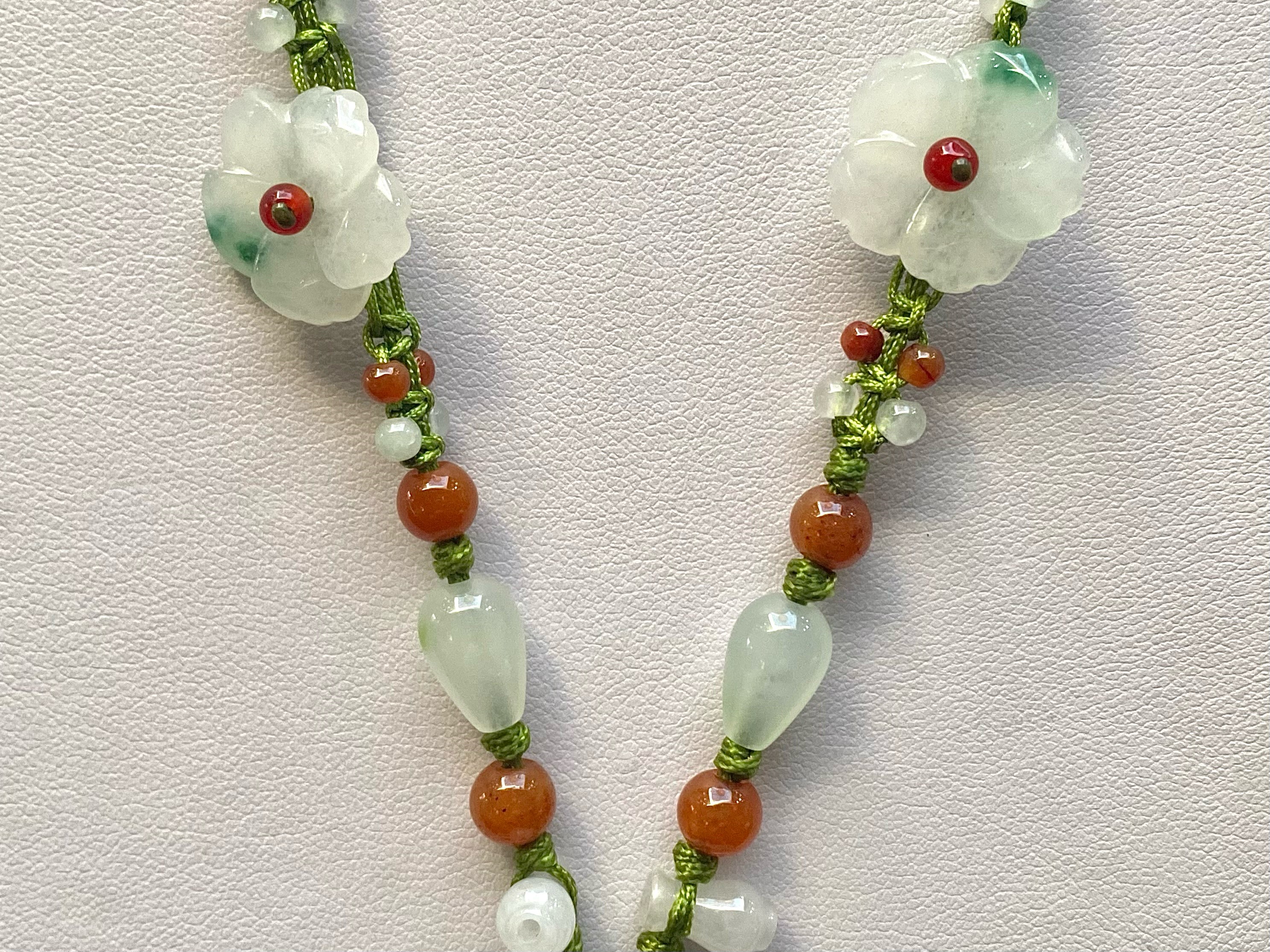 Green Jade Carved Flower Pendant Necklace, the necklace comprising carved multicolour jade beads and - Image 3 of 4