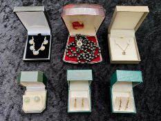 Small Collection of Jewellery,