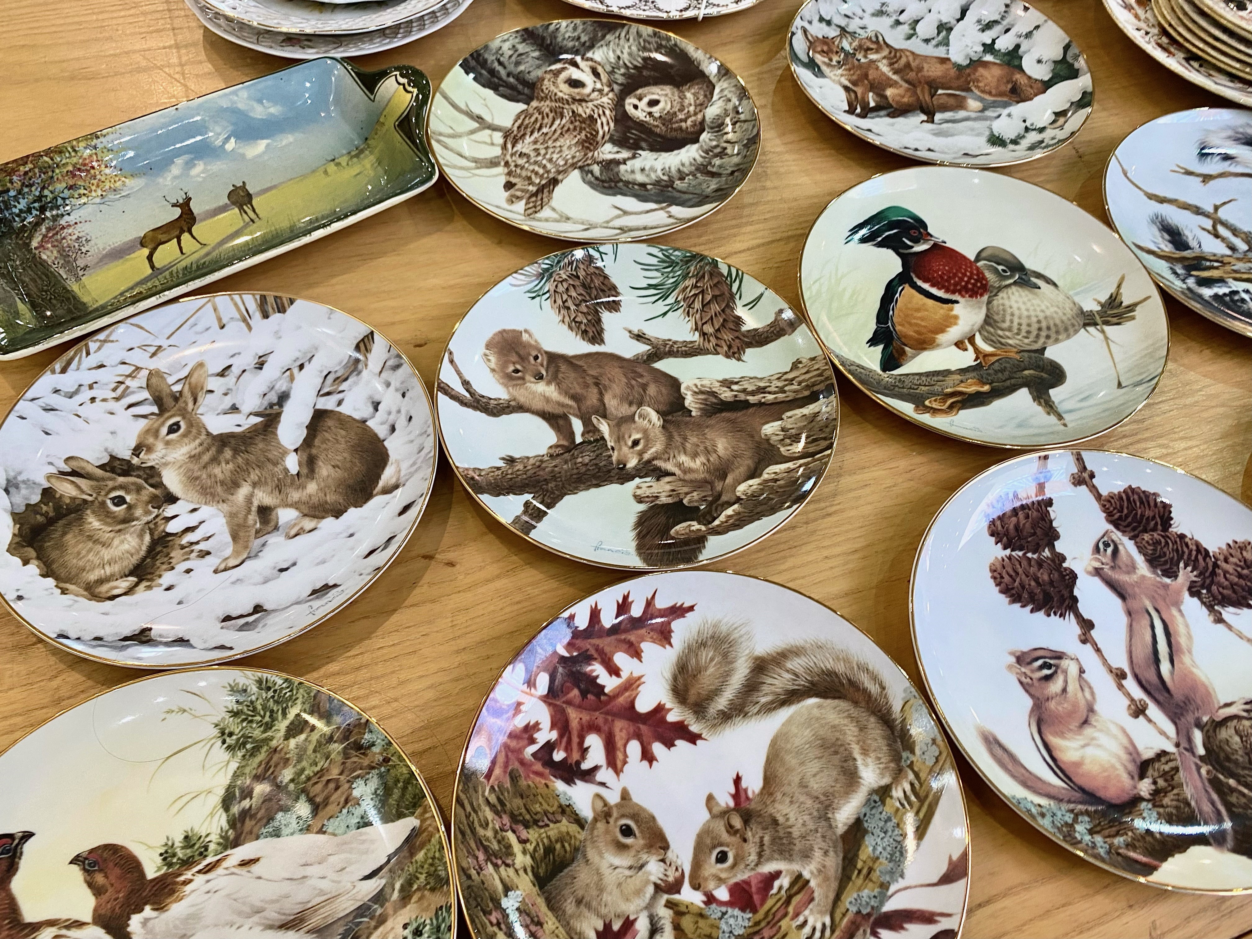 Box of Cabinet Plates, including a set of Studio 'The Forest Years' plates, - Image 2 of 2