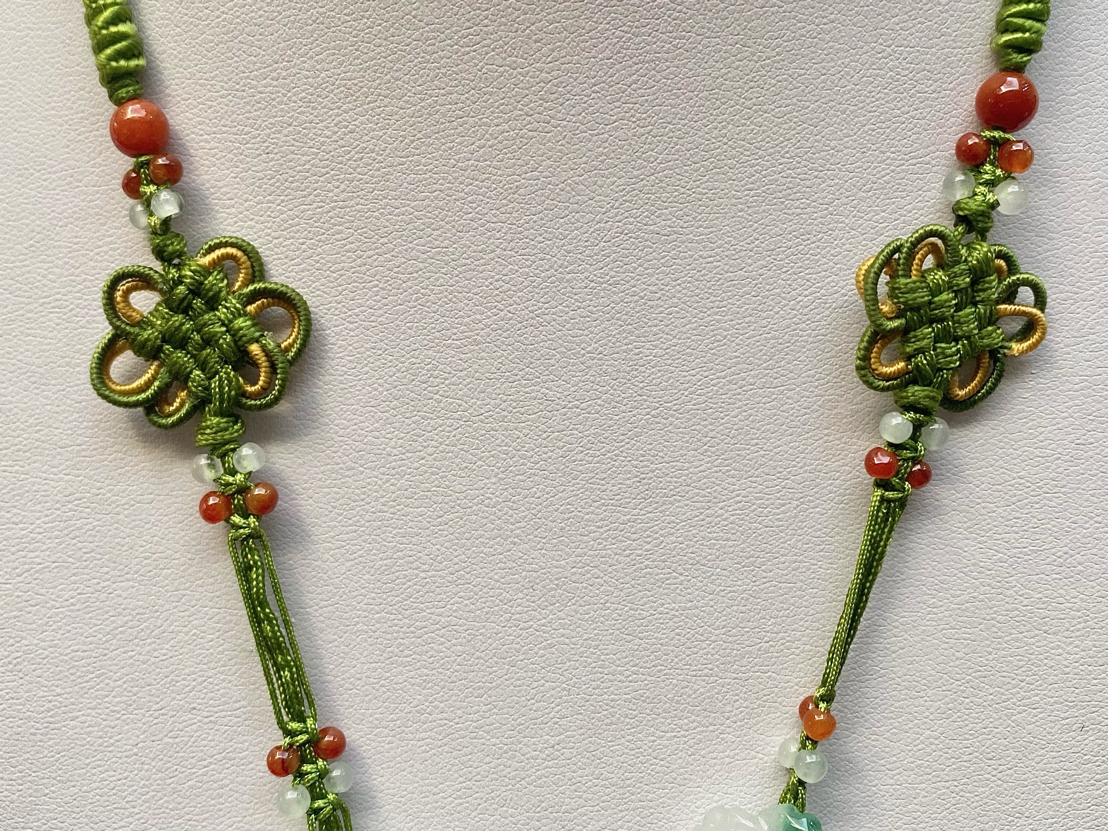 Green Jade Carved Flower Pendant Necklace, the necklace comprising carved multicolour jade beads and - Image 4 of 4