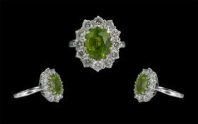 18ct White Gold - Superb Peridot and Diamond Set Cluster Ring ( Flower head ) Marked 18ct to