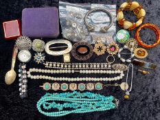 Collection of Vintage Costume Jewellery, comprising brooches set with crystals, stone set, pearls,