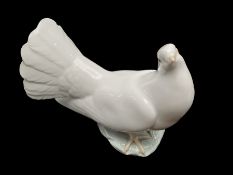 Lladro Large "Paloma Pequena" Dove by Fulgencio Garcia No. 1015. Measures 6" high x 7" wide.