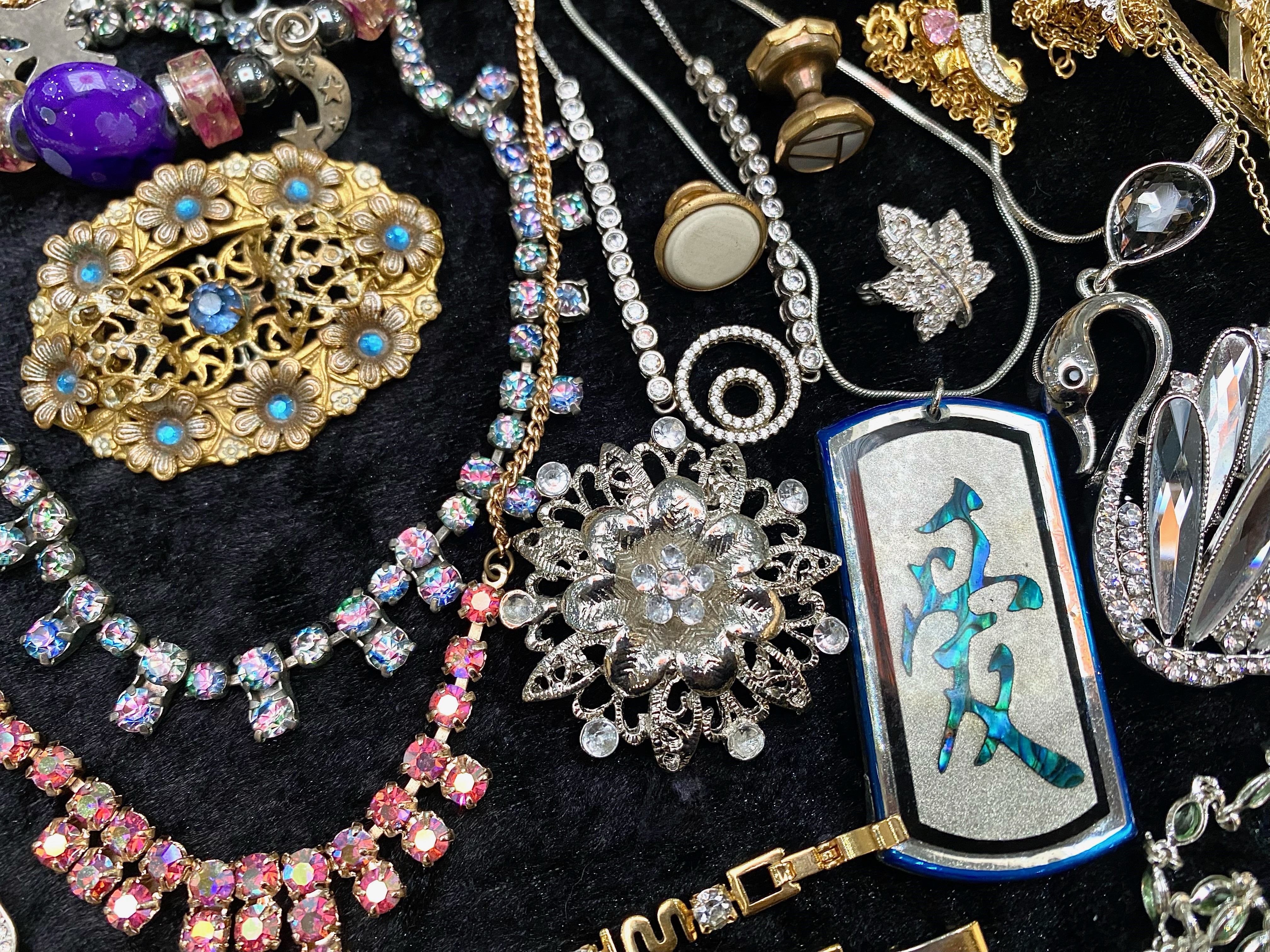 A Collection of Assorted Costume Jewellery comprising beads, vintage jewellery, necklaces, - Image 4 of 4