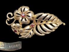 Antique Gold & Garnet Brooch, in the form of flowers and a leaf with garnets to centre of flowers.