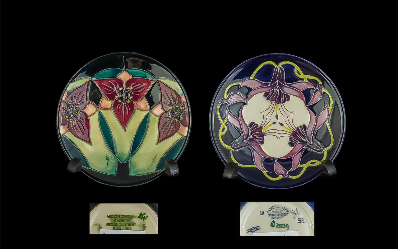 ( 2 ) Moorcroft Pin Dishes, Complete with Box and Outer Sleeve. Approx 4,5 Inches In Diameter.