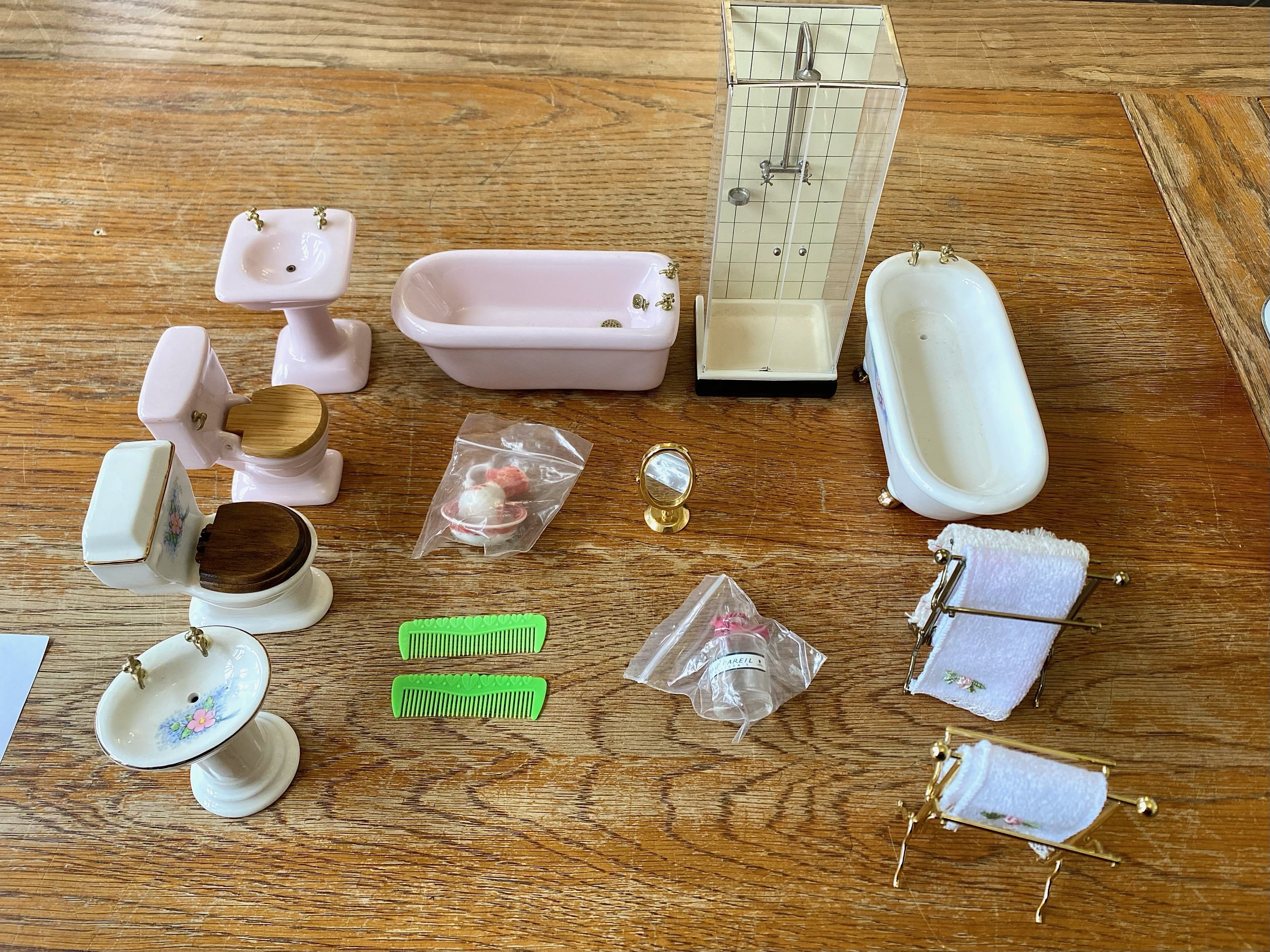 Dolls House Interest - Collection of Dolls House Bathroom Items, - Image 4 of 4