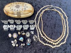 Small Collection of Costume Jewellery,