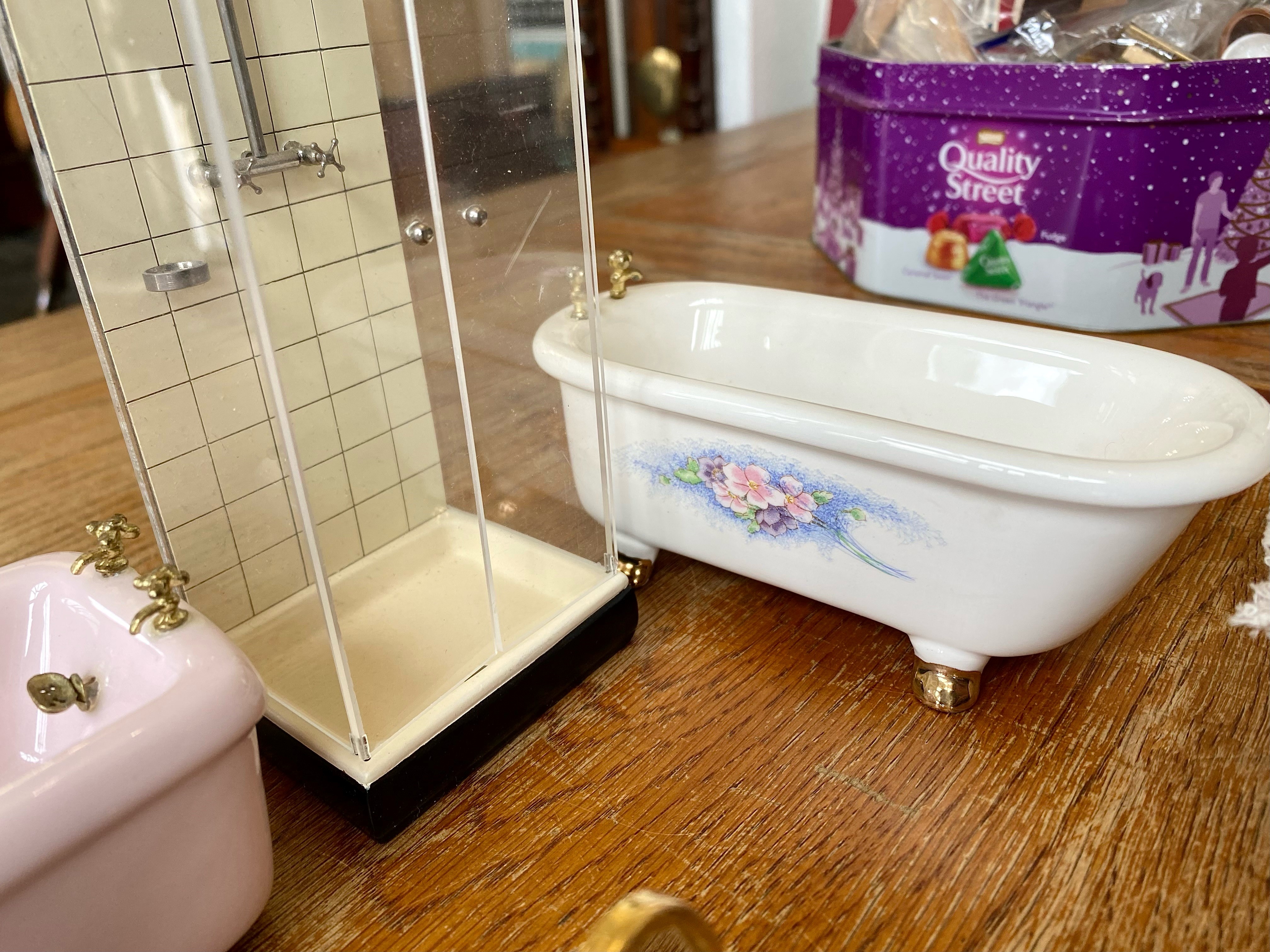 Dolls House Interest - Collection of Dolls House Bathroom Items, - Image 3 of 4