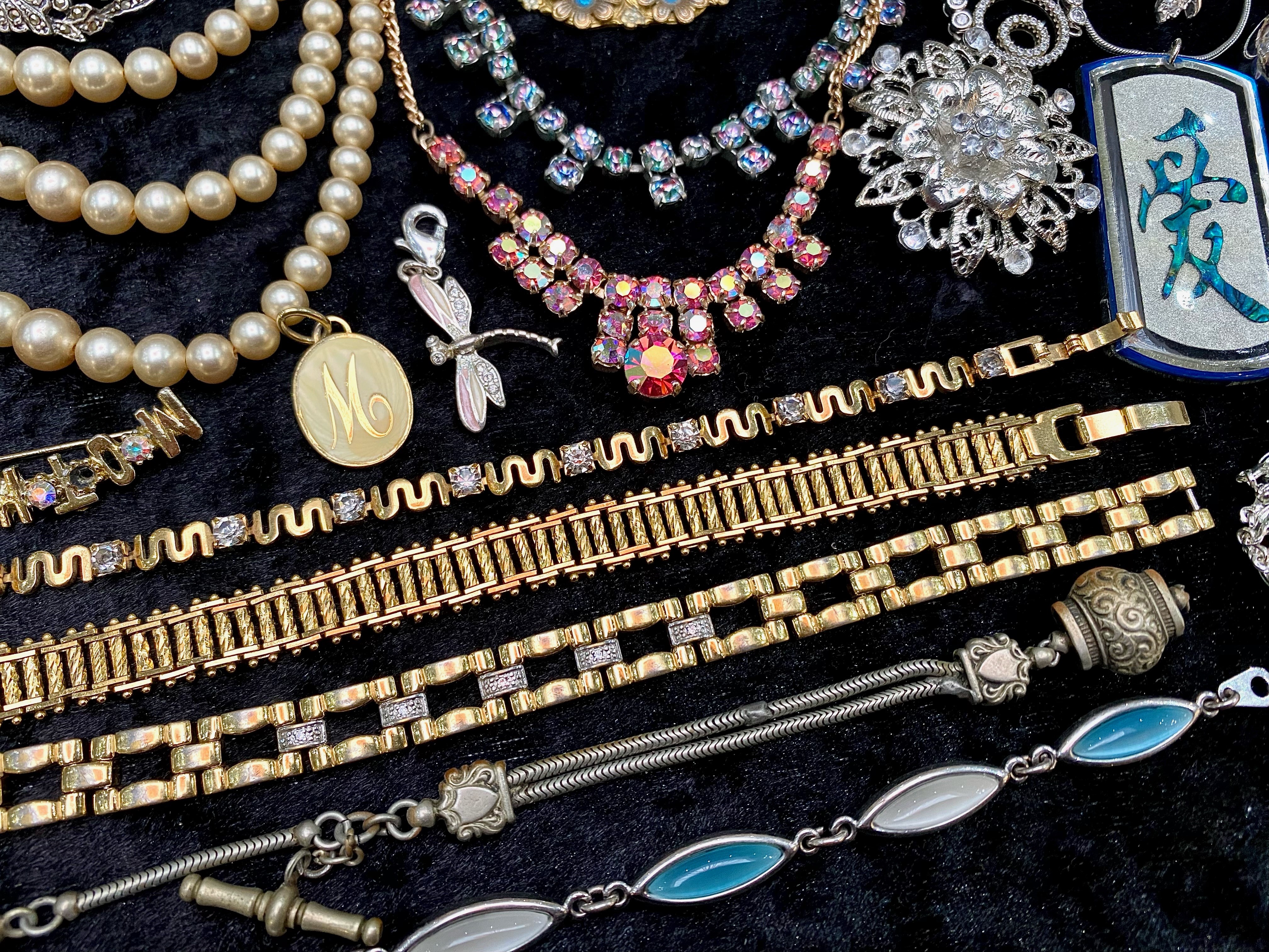 A Collection of Assorted Costume Jewellery comprising beads, vintage jewellery, necklaces, - Image 2 of 4