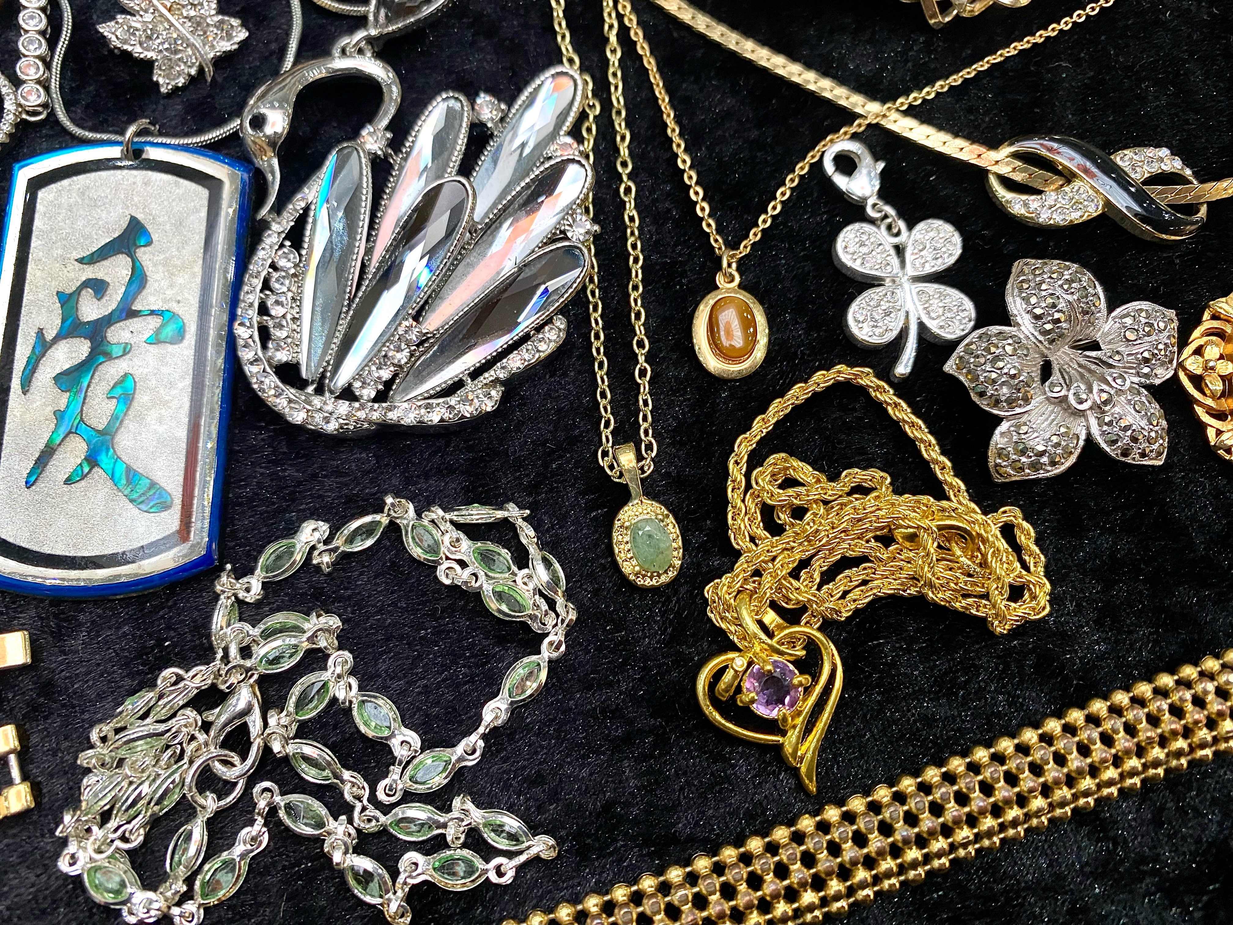 A Collection of Assorted Costume Jewellery comprising beads, vintage jewellery, necklaces, - Image 3 of 4