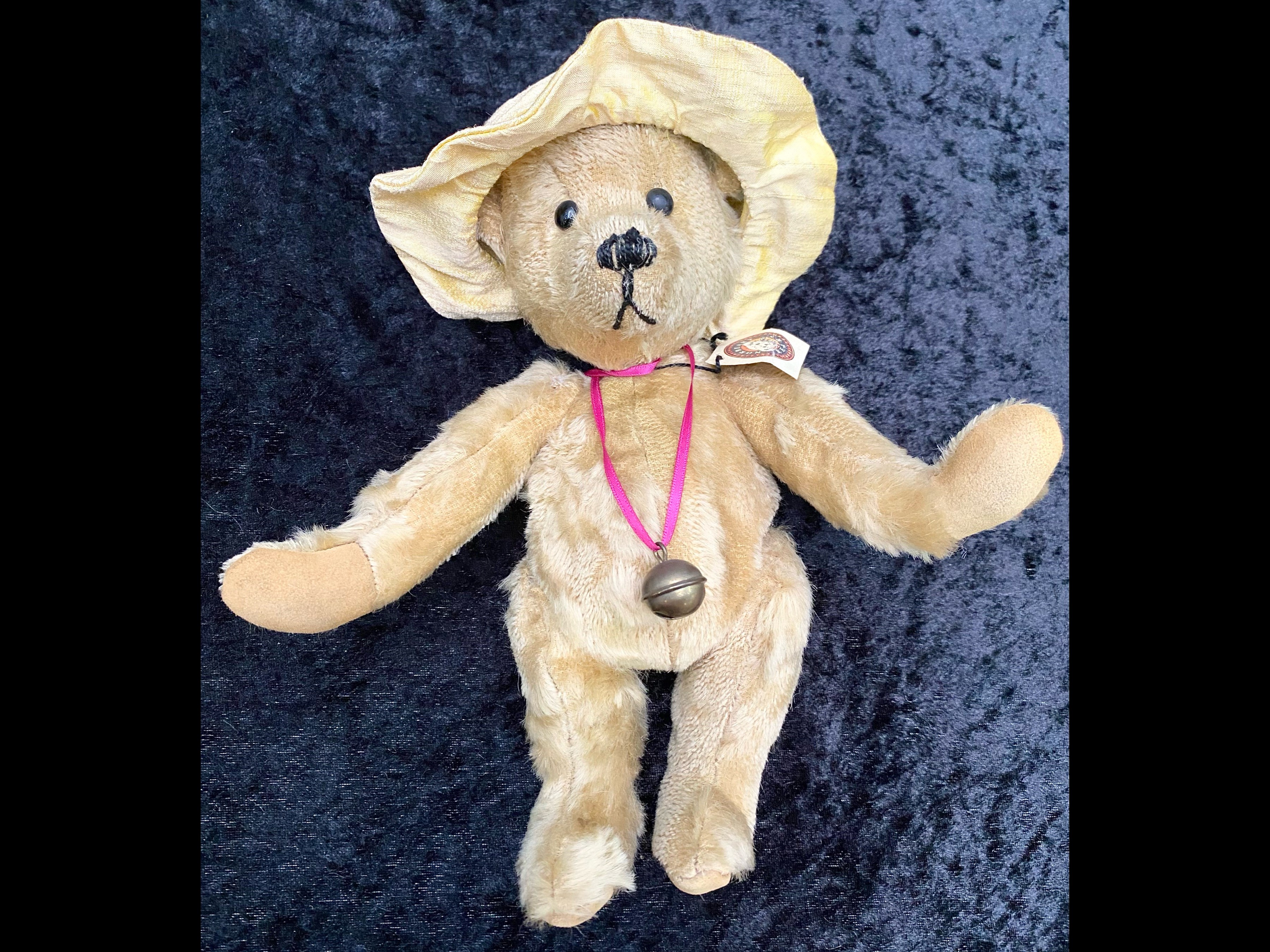 Vintage Norberry Bear, in beige fur with hump back and suede paw pads. Measures approx 10".