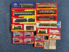 Railway Interest - 00 Grade Collection of Boxed Carriages,