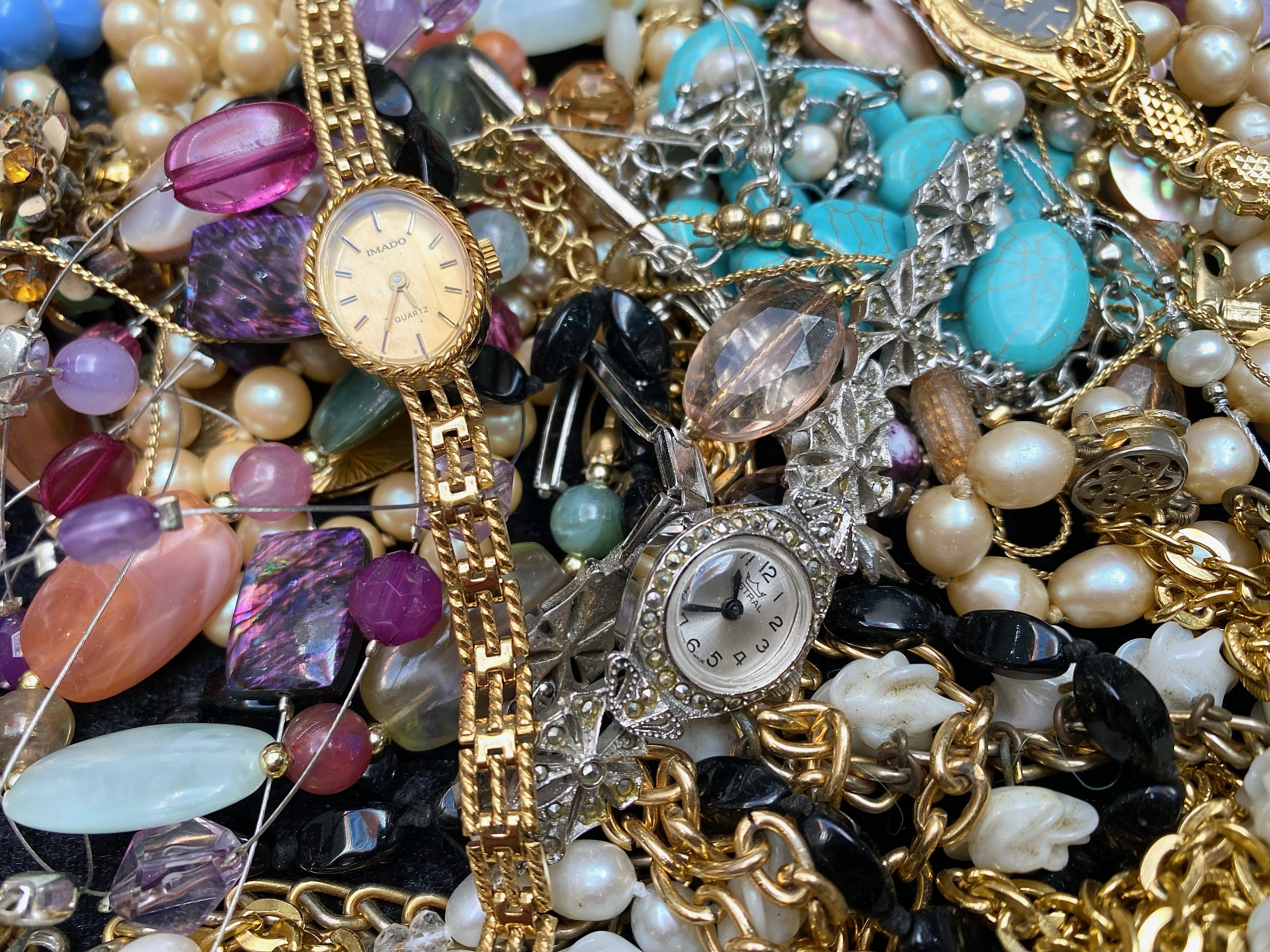 Good Collection of Costume Jewellery, comprising bracelets, brooches, pearls, beads, watches, - Image 3 of 4