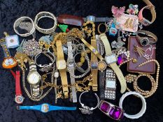 Good Collection of Costume Jewellery, comprising bangles, bracelets, brooches, pearls, pendants,