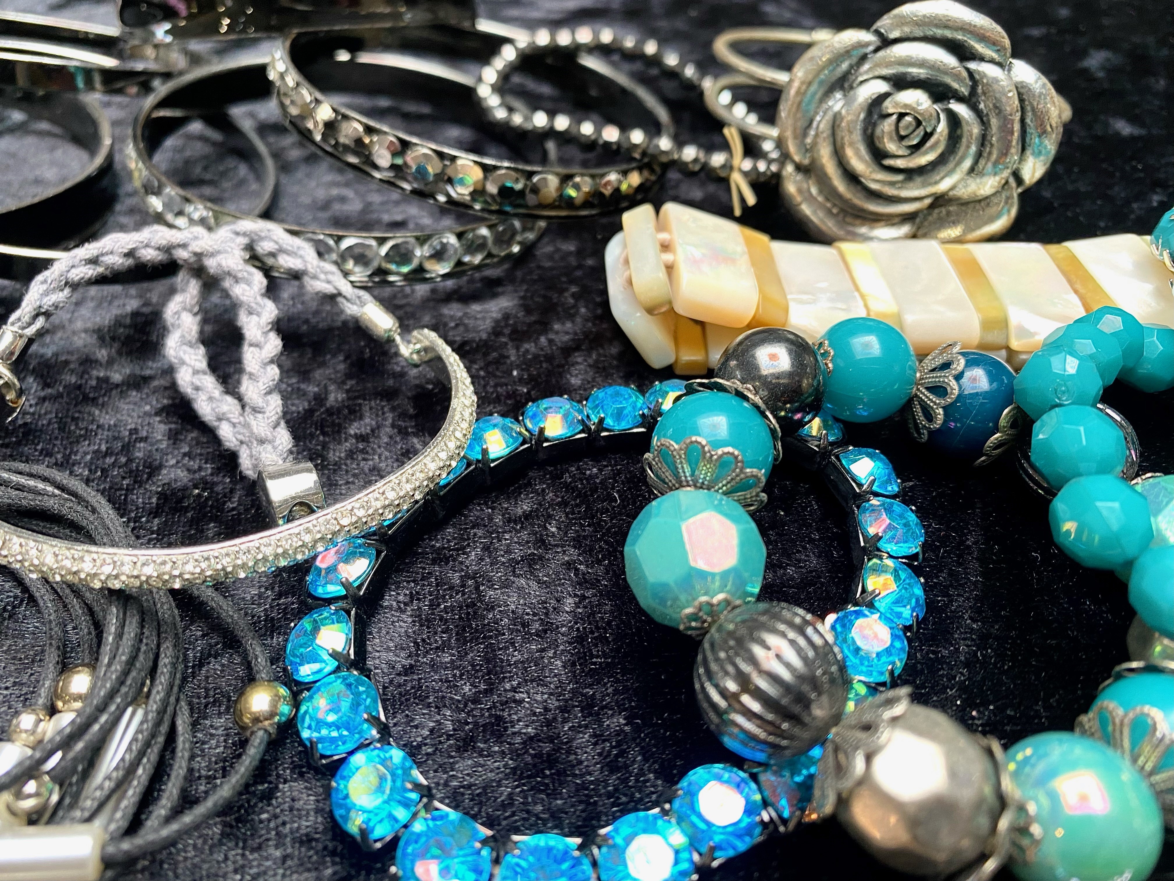 Large Collection of Bracelets & Bangles, comprising stone set bangles, crystal bead bracelet, - Image 3 of 5