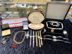 Small Collection of Costume Jewellery, comprising boxed set of Rosita pearls,