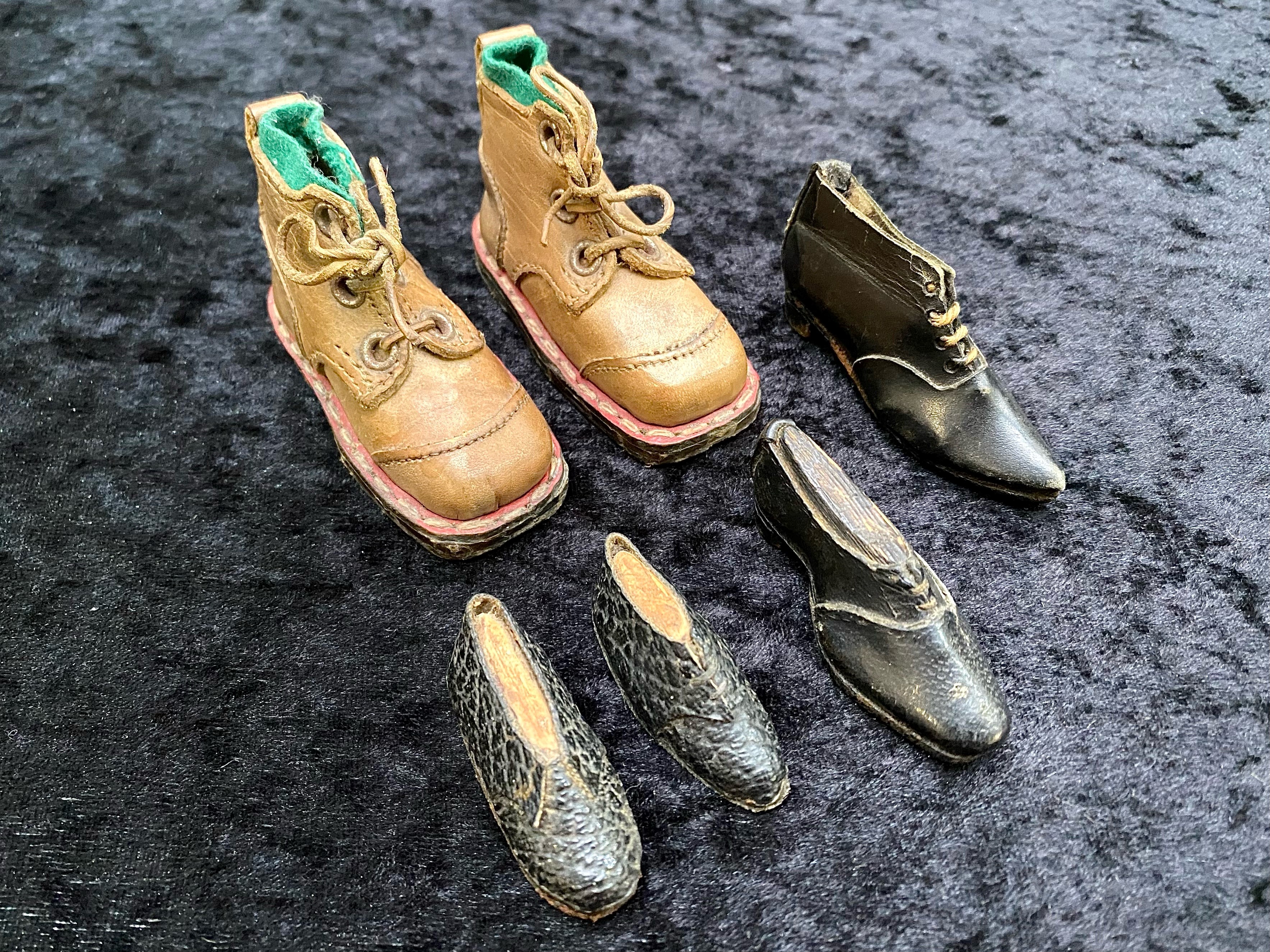 Three Pairs of Antique Miniature Apprentice Shoes, in leather. Beautifully made miniature shoes. - Image 2 of 2