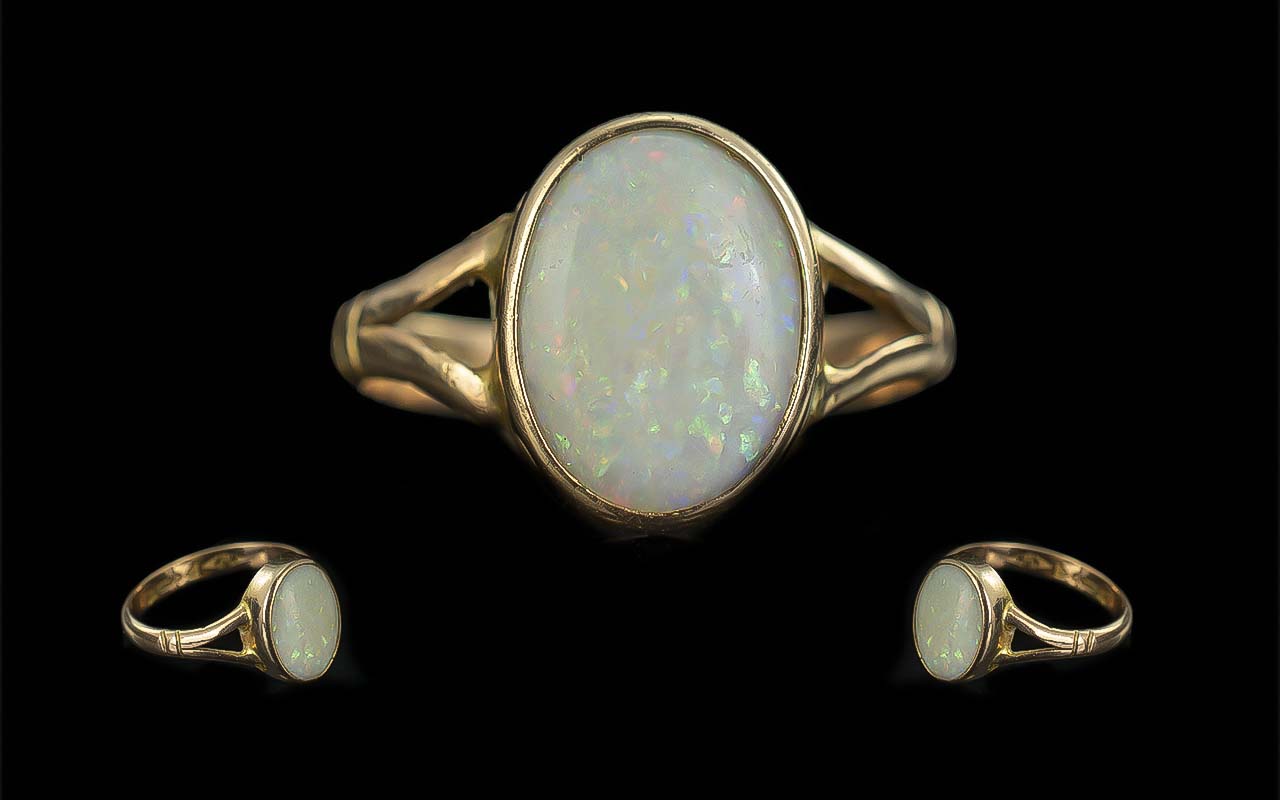 Ladies - Attractive 9ct Gold Opal Set Ring.