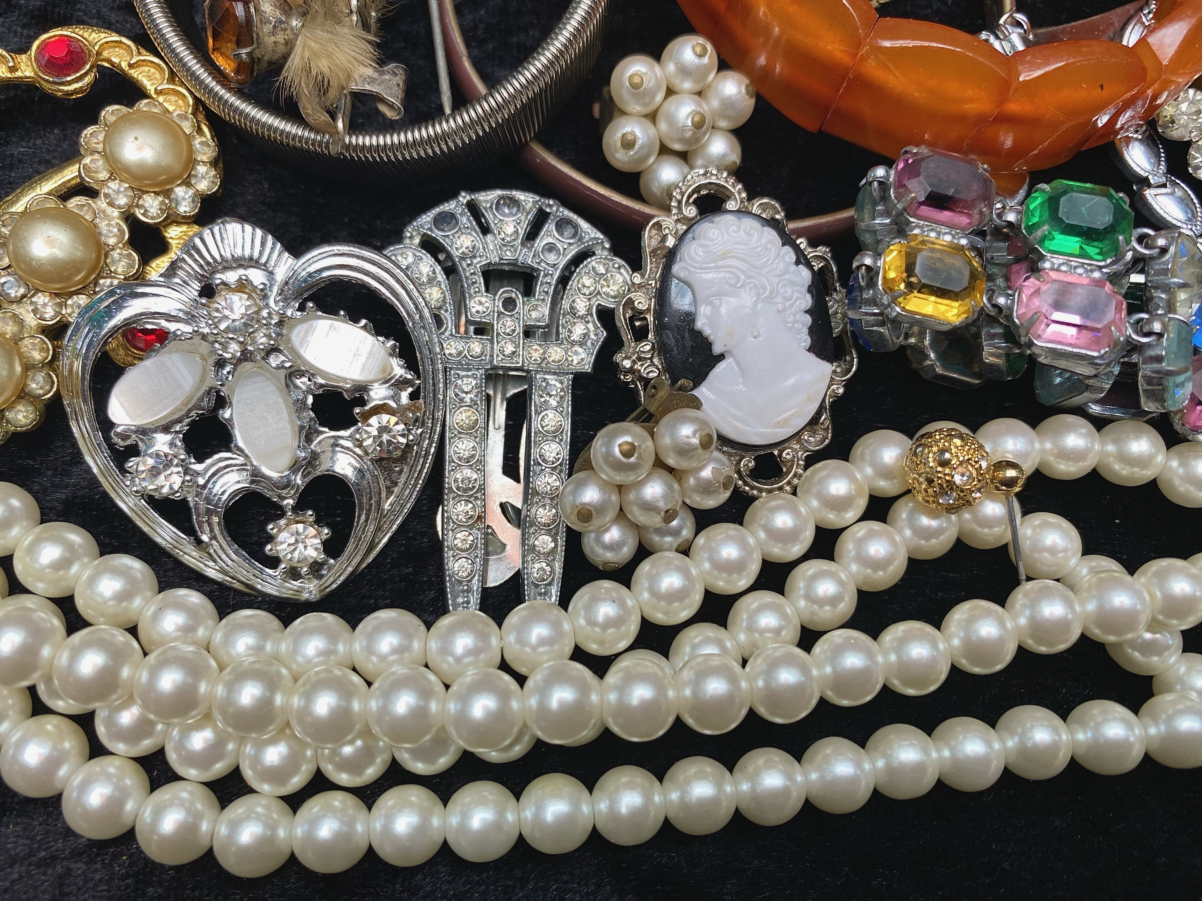 Collection of Vintage Costume Jewellery, comprising necklaces, pearls, beads, bracelets, watches, - Image 2 of 4