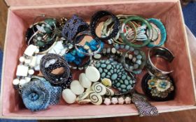 Collection of Vintage Costume Jewellery. Good Mixed Collection of Costume Jewellery, Comes In a