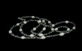 Ladies Pearl & Jet Necklace, approx. length 42''.