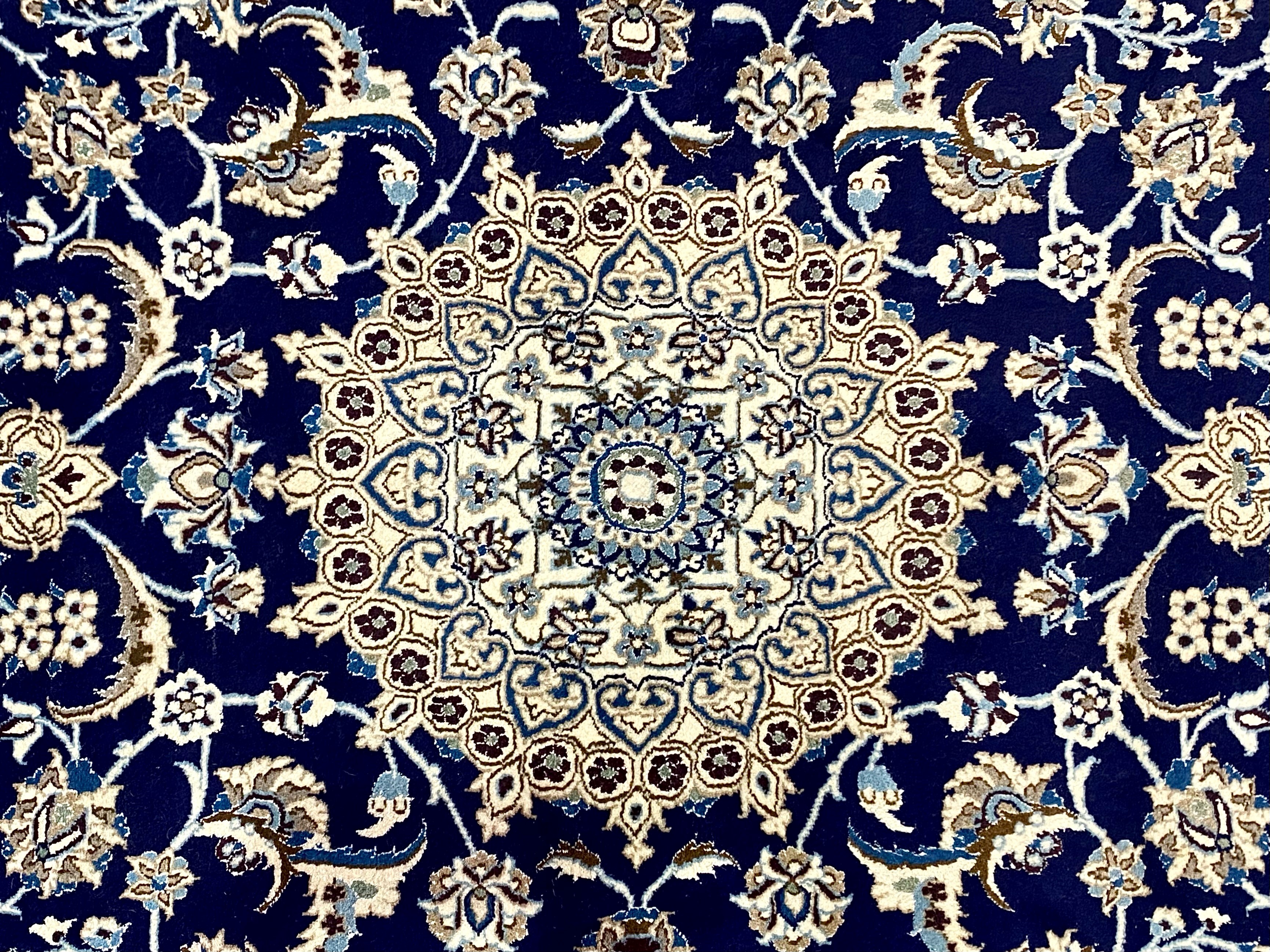 A Large Iranian Woolen Rug, 300 x 200 cm. - Image 3 of 3