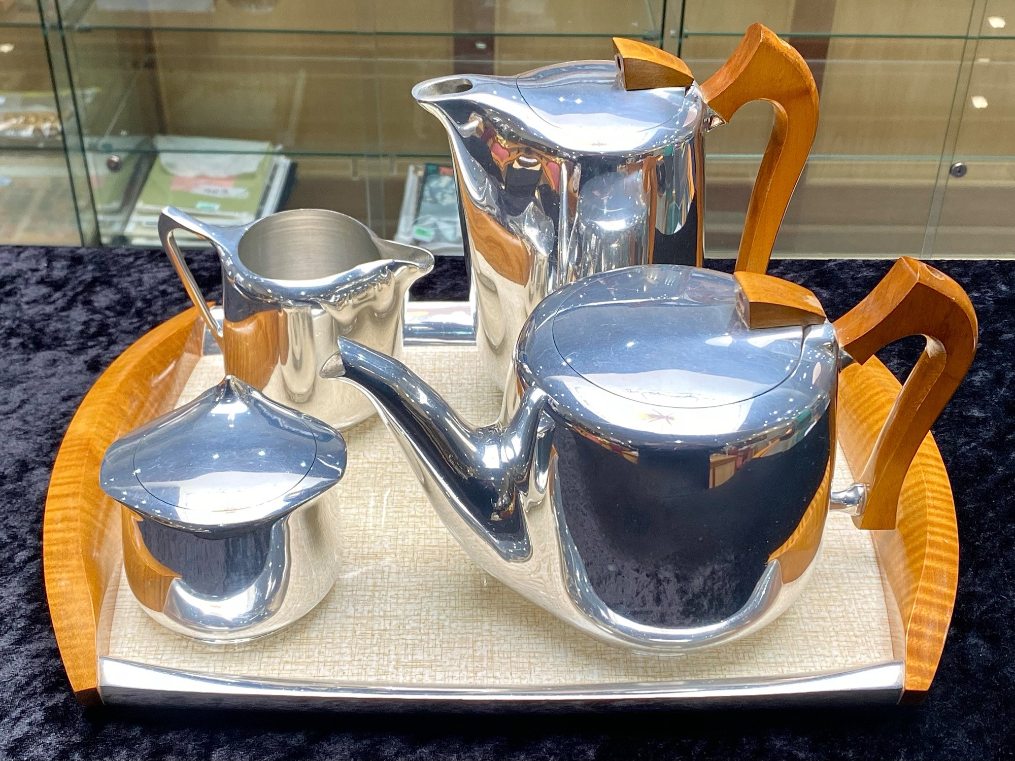 Vintage (1950s) Picquot Ware Five Piece Tea Set, comprising a large tea pot, hot water/coffee pot,