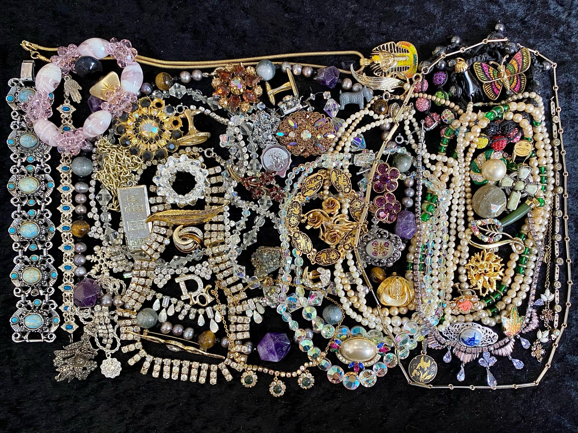 Collection of Vintage Costume Jewellery, comprising brooches, pearls, bangles, beads, diamonte