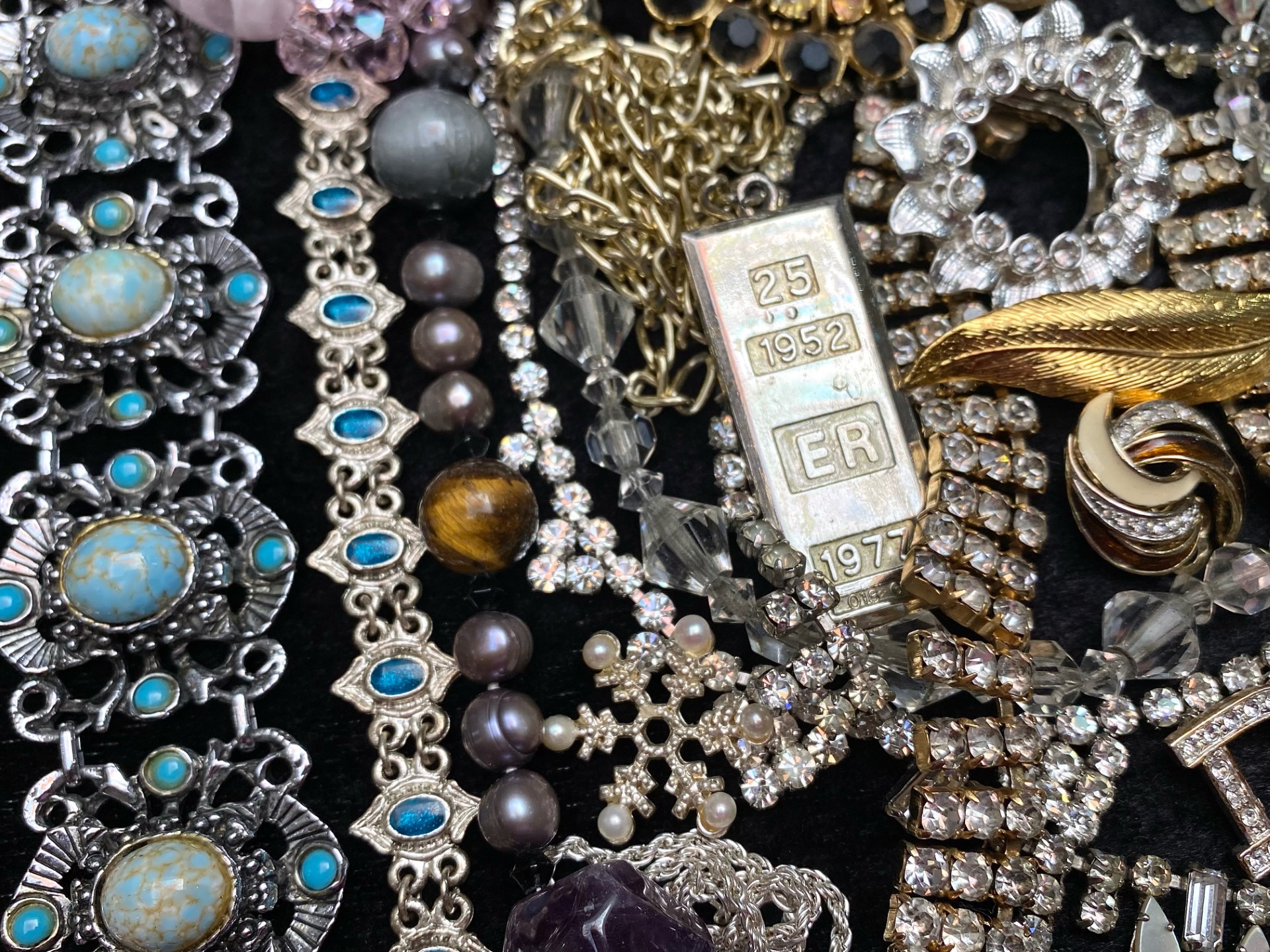 Collection of Vintage Costume Jewellery, comprising brooches, pearls, bangles, beads, diamonte - Image 4 of 4