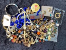 Quantity of Costume Jewellery, comprising pearls, beads, necklaces, earrings, bracelets, brooches,