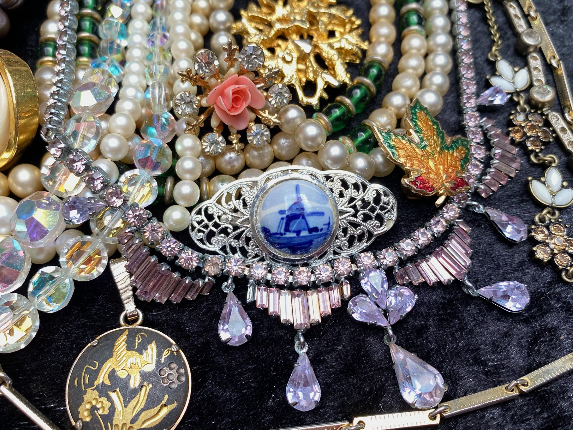 Collection of Vintage Costume Jewellery, comprising brooches, pearls, bangles, beads, diamonte - Image 2 of 4