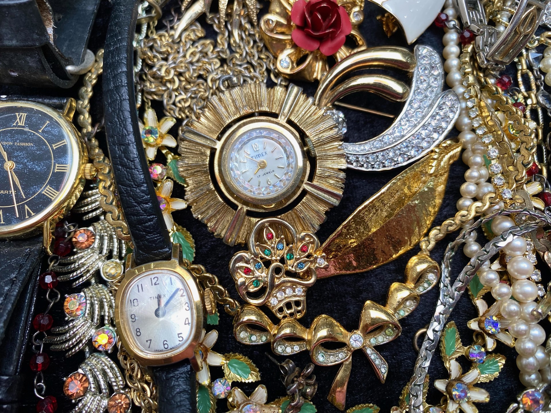 Collection of Vintage Costume Jewellery, comprising brooches, pearls, bangles, beads, brooches, - Image 4 of 5