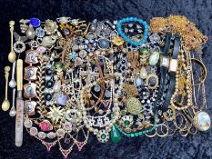 Box of Costume Jewellery, including brooches, rings, cufflinks, bracelets, jewel set pearls,