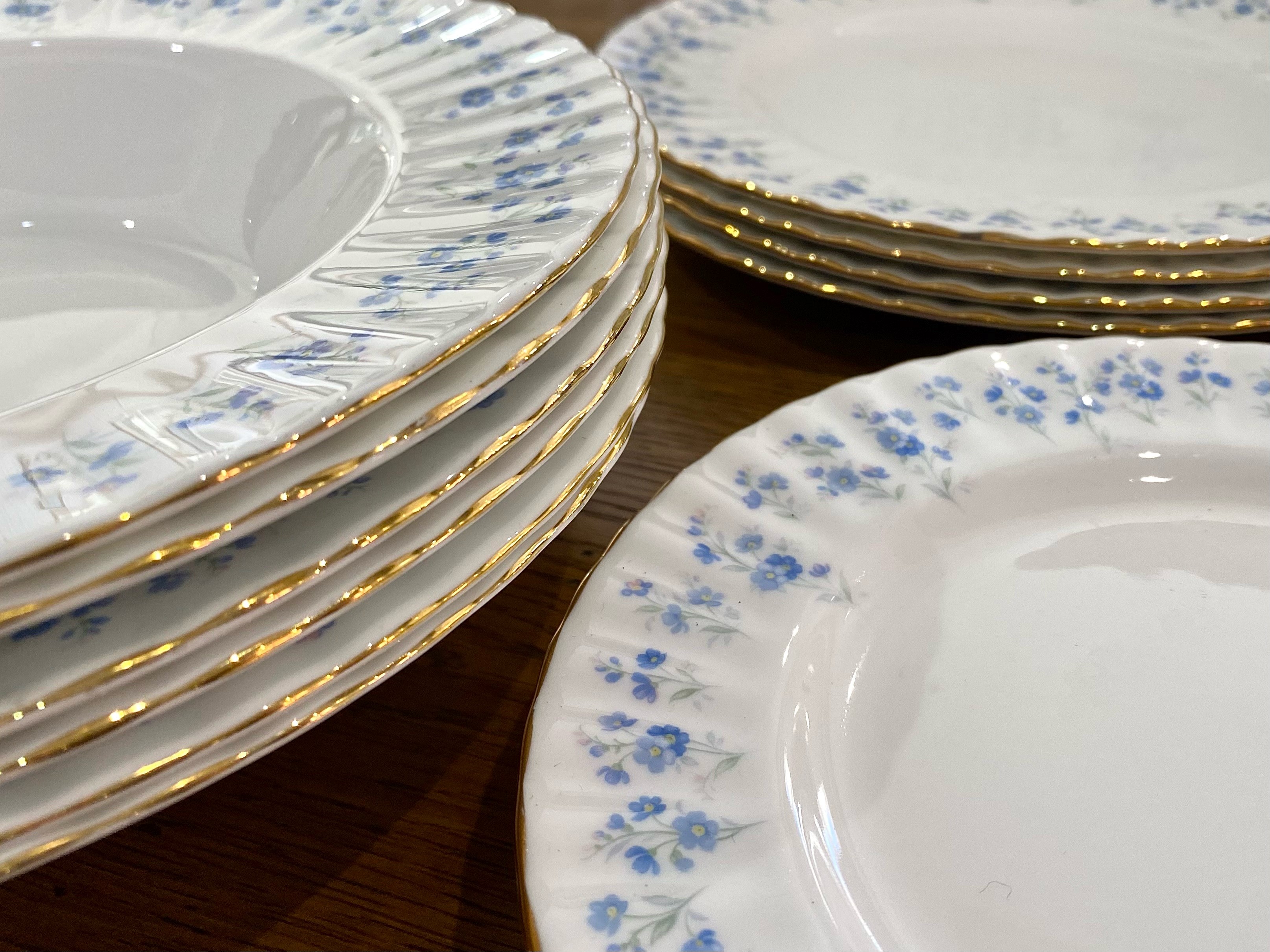 Royal Albert 'Memory Lane' Part Dinner Service, comprising four 10'' dinner plates, three 8'' side - Image 3 of 3