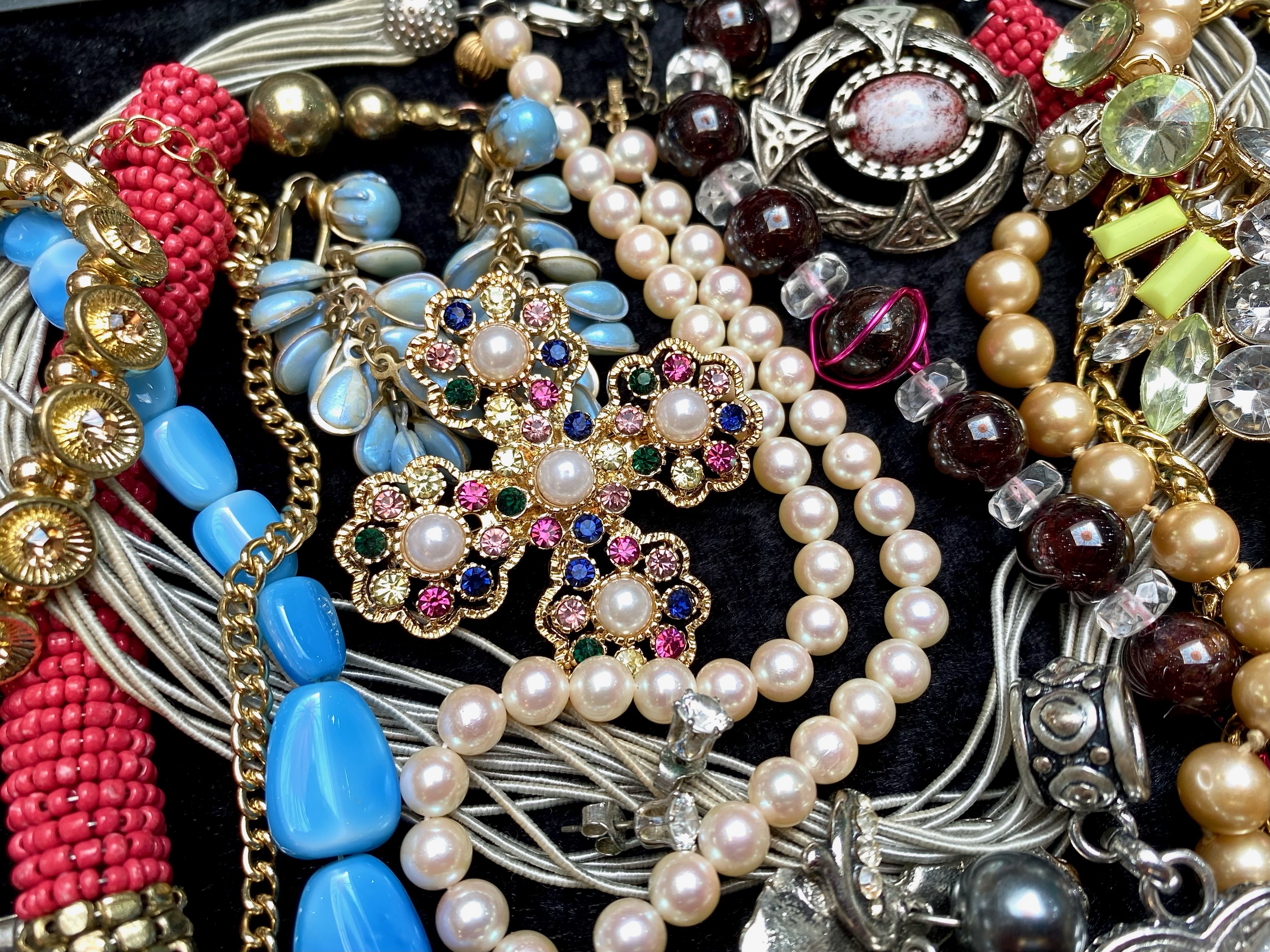 Box of Costume Jewellery, including beads, bangles, pendants, pearls, and assorted fashion watches. - Image 2 of 5