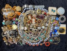 Quantity of Costume Jewellery, comprising pearls, beads, necklaces, earrings, bracelets, brooches,