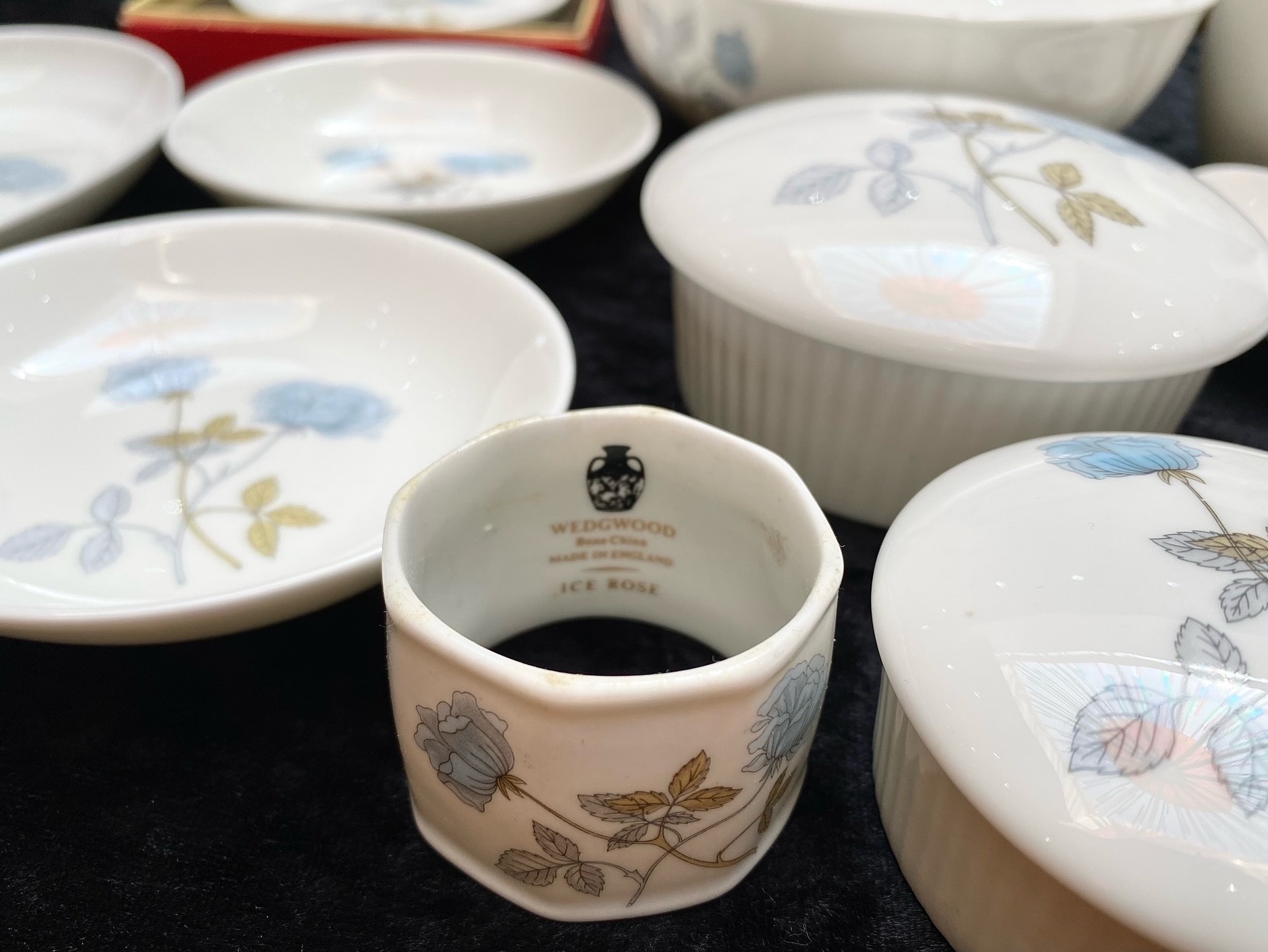 Wedgwood 'Ice Rose' Dressing Table Set, comprising pin dishes, bud vases, lidded powder bowl, lidded - Image 3 of 3