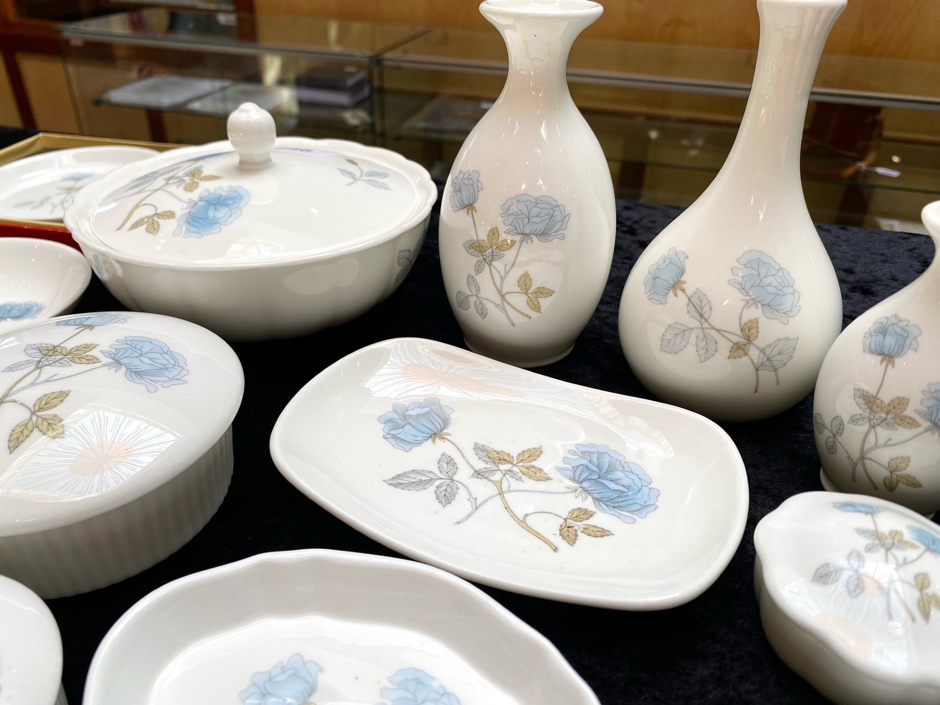 Wedgwood 'Ice Rose' Dressing Table Set, comprising pin dishes, bud vases, lidded powder bowl, lidded - Image 2 of 3